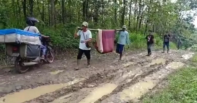 Warga Pandeglang saat menandu pasien ibu hamil mau melahirkan pakai sarung.(ist)