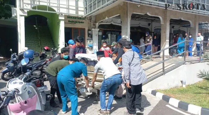 Pasien RS Medika Permata Hijau dievakuasi ke Masjid terdekat paska kebakaran yang menimpa rumah kontrakan. (Pandi)