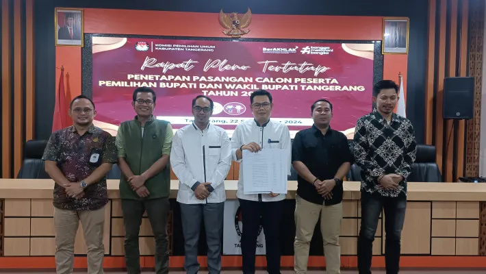 Komisioner KPU Kabupaten Tangerang memperlihatkan berkas penetapan calon Bupati-Wakil Bupati Tangerang. (Dok. Tim Maesyal-Intan)