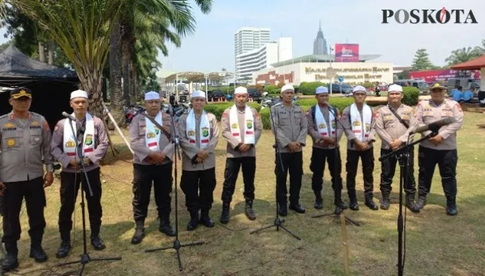 Pasukan Basmallah naungan Ditbinmas Polda Metro Jaya disiagakan di area Gedung DPR untuk mengantisipasi terjadinya aksi vandalisme saat demonstrasi .(adam)