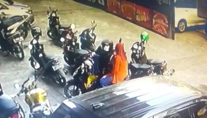 Rekaman CCTV saat pasutri yang membawa anak mencuri motor.(tangkap layar)