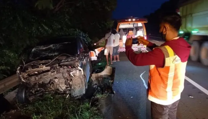 Kondisi Mitsubishi Expander yang rusak berat setelah menabrak kendaraan di depannya di Tol Tangerang-Merak. (ist)