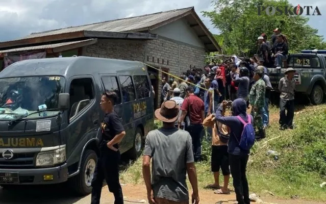 Suasana warga di lokasi penemuan mayat di Desa Haurgajrug, Lebak. (Ist).