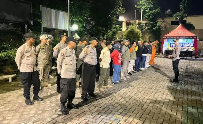 Kapolsek Pancoran Kompol Panji memimpin apel anggota gabungan Patroli Skala Besar. (Ist)