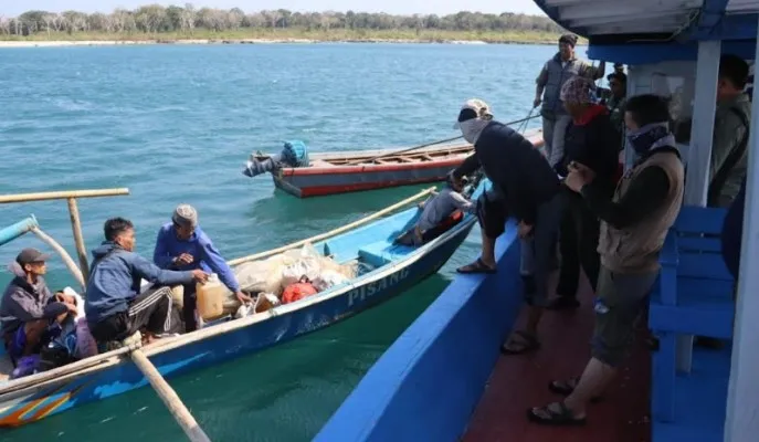 Tim patroli BTNUK saat menangkap sejumlah nelayan di kawasan laut TNUK Pandeglang. (Foto: Ist).