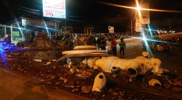 Patung Bima roboh dihajar truk yang mengalami hilang kendali Minggu (22/1/2023) malam.(Ist)