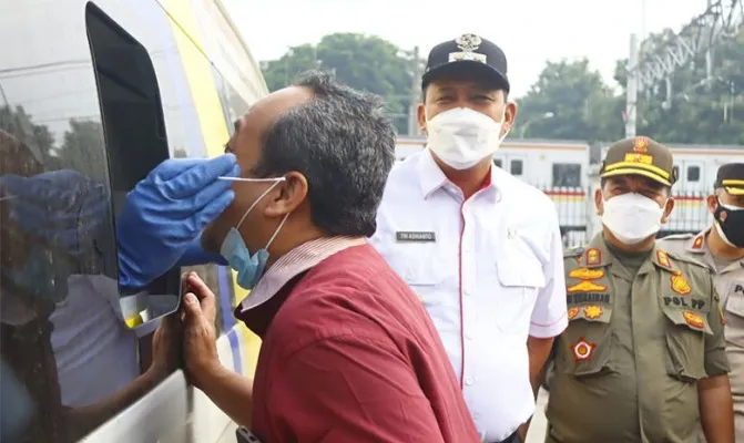 Plt Wali Kota Bekasi Tri Adhianto saat melihat proses test acak di stasiun Bekasi, Rabu (02/02/2022) pagi. (Foto/pemkotbekasi)