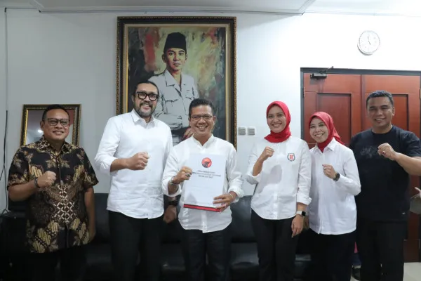 Bakal calon bupati Kabupaten Bandung, Dadang Supriatna menunjukan berkas dukungan dari PDI Perjuangan yang diwakili oleh Ketua DPD PDI Perjuangan Jawa Barat, Ono Surono (kedua kiri), di Bandung, Jumat, 16 Agustus 2024. (Dok. PDIP Jabar)