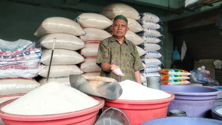 Encep menunggu pembeli di lapak beras miliknya di Pasar Baru, Cikarang Utara, Kabupaten Bekasi.(Istimewa)