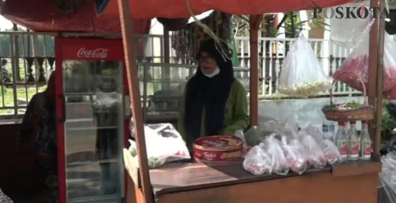 Penjual kembang di TPU Penggilingan yang kecewa dengan tak boleh ada yang berziarah. (Ifand)