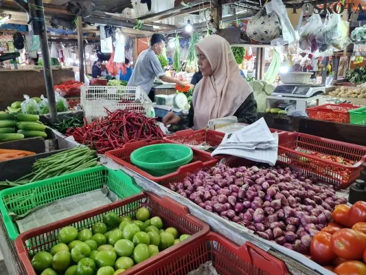 Pedagang sayur di Pasar Tomang Barat, Jakarta Barat. (Poskota.co.id/Pandi Ramedhan)