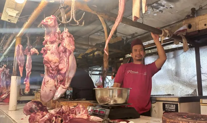 Jay (45), pedagang di pasar Tomang Barat, Grogol Petamburan, Jakarta Barat telah menyiapkan stok daging selama dua hari kedepan untuk konsumen tetap jelang aksi mogok dagang pada Senin (27/2/2022). (Foto/pandi)