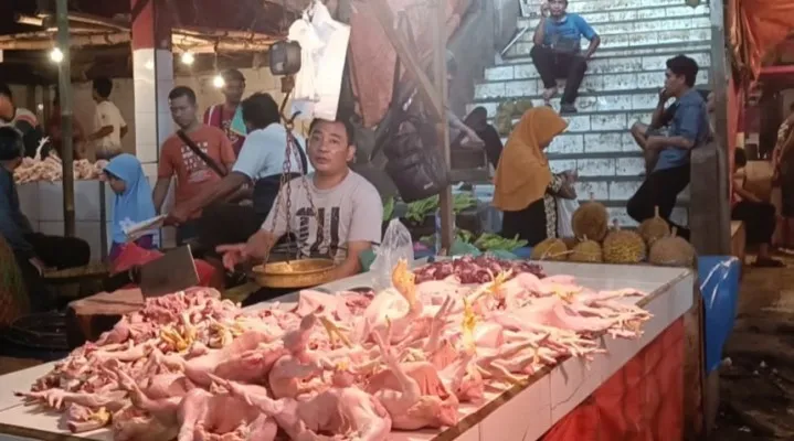 Sejumlah pedagang daging ayam potong di pasar Lebak. (Foto: Ist).