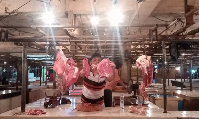 Tak hanya daging, hati dan tulang iga alami kelonjakan di Pasar Baru Kota Bekasi, pedagang harapkan impor daging harus ditutup. (Foto/ihsanfahmi)