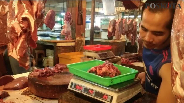 Pedagang daging sapi, Komar (35), di Pasar Serpong Tangerang Selatan. (ridsha vimanda nasution)