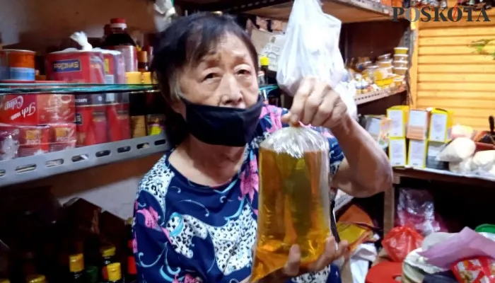 Pedagang minyak goreng curah di Pasar Koja Baru, Koja, Jakarta Utara. (foto: poskota/yono)