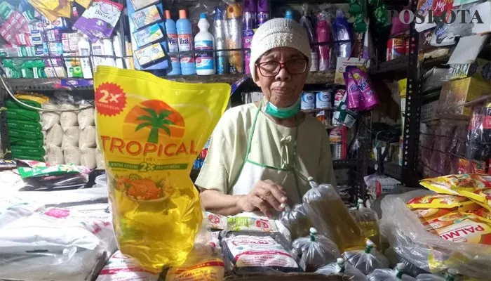 Pedagang Sembako di Pasar Mampang, Sudarti, 73, menunjukkan minyak goreng dan minyak curah.(adji)