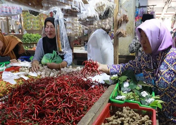 Pedagang Pasar Tigaraksa melayani warga yang berbelanja. (Ist)