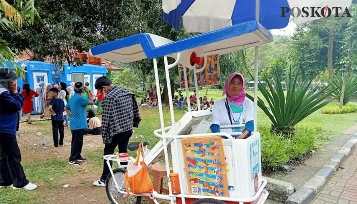 Pedagang es krim di ragunan raup untung.(CR08)