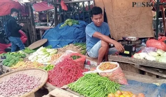 Salah satu pedagang sayur mayur di pasar baru Kota Bekasi beberapa waktu lalu. (Ihsan Fahmi).