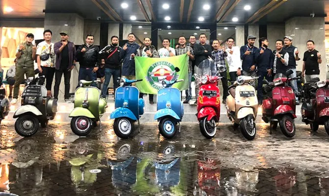 Pegadaian Vespa Community gelar berbagi bersama anak yatim. (Foto/pegadaianvespacommunity)