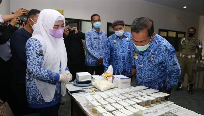 Walikota Serang Syafruddin saat meninjau pelaksanaan tes urine. (luthfi)