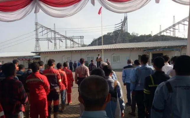 Ratusan pekerja konstruksi PLTU Jawa 9&10, pada upacara Kemerdekaan RI di halaman Site Office PT IRT di Suralaya, Kota Cilegon, Kamis (17/8/2023). (ist)