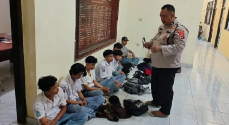 Anggota Polsek Rangkasbitung mengamankan 8 siswa sekolah yang kedapatan membawa sajam (ist)