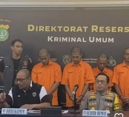 Direktur Reserse Kriminal Umum (Dirreskrimum) Polda Metro Jaya, Kombes Pol Wira Satya Triputra  didampingi Kabid Humas Polda Metro Jaya Kombes Ade Ary Syam Indradi gelar barang bukti dan para pelaku begal  berhasil ditangkap. (Dok Humas Polda Metro Jaya)