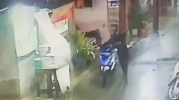 Pelaku curanmor ojol di Masjid As-Salam Penggilingan, Cakung, Jakarta Timur terekam kamera CCTV saat menjalankan aksinya.( Instagram/@infopenggilingan)