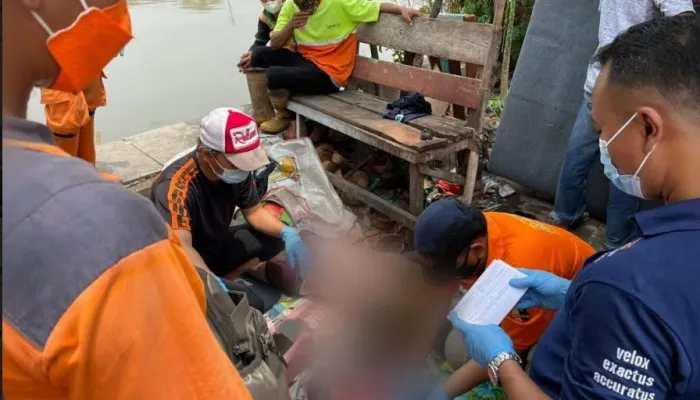 Sesosok mayat ditemukan mengambang di Kali Banjir Kanal Barat (BKB), Kapuk, Cengkareng, Jakarta Barat. (Ist)