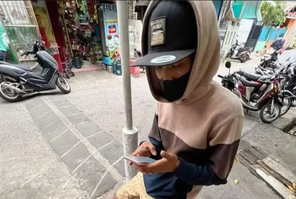 Penampakan pelaku pembacokan kepada warga Cengkareng saat hendak COD hape di kawasan Koja, Jakarta Utara. (Ist)