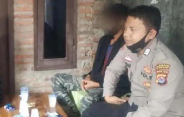 BA pelaku dugaan pemerkosaan (kiri) bersama polisi yang akan mengamankannya di Mauk Kabupaten Tangerang. (Ist)