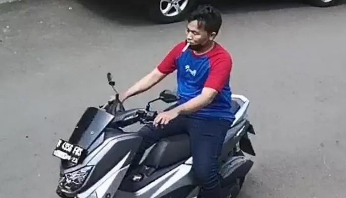 Pelaku curanmor saat pura-pura lakukan tes drive, terekam CCTV . (Ist).