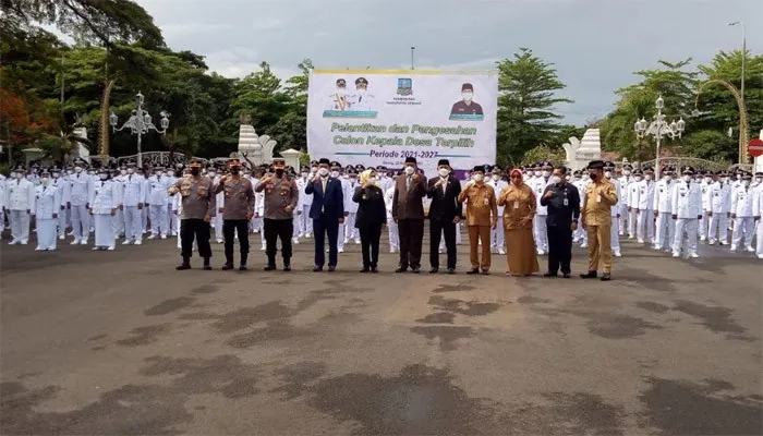 Bupati Serang Ratu Tatu Chasanah bersama 144 Kadesnya usai pelantikan. (ist)