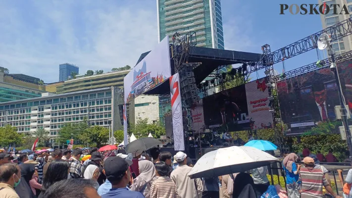 Kawasan Bundaran HI, Jakarta Pusat dipadati masyarakat saat pelantikan Presiden-Wapres RI, Prabowo Subianto-Gibran Rakabuming pada Minggu, 20 Oktober 2024. (Poskota/Pandi Ramedhan)