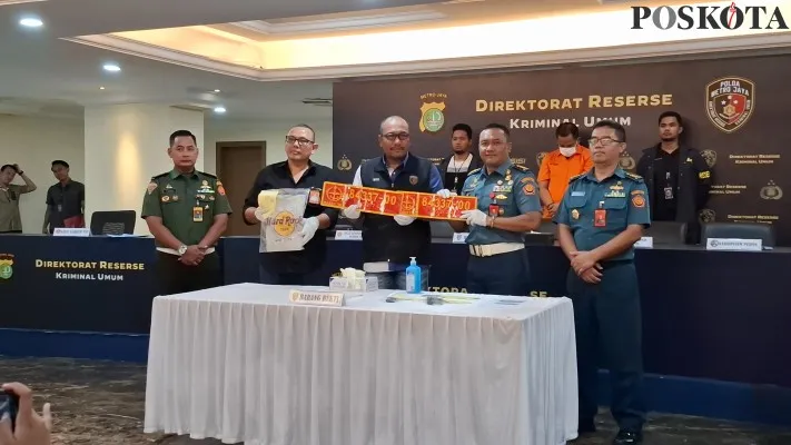 Direskrimum Polda Metro Jaya Kombes Pol Wira bersama pejabat Puspom TNI menangkap pengemudi mobil Fortuner arogan berpelat nomor TNI palsu. (Poskota.co.id/Angga Pahlevi)