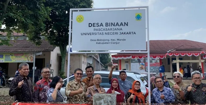 Direktur Pascasarjana UNJ, Prof Dr. Dedi Purwana E.S., M. Bus. (Tengah batik) dengan para dosen PKM  memberikan pelatihan SDM guru, siswa, dan karangtaruna. (Ist)