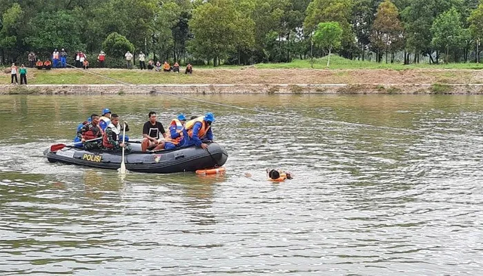 Pelatihan pasukan untuk melakukan evakuasi korban banjir. (ist)