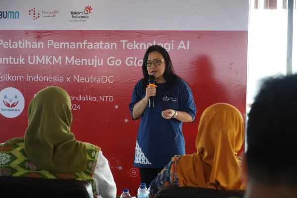 VP Business & Product NeutraDC, Irene Johana Rosidi menjelaskan mengenai rahasia di balik ekosistem AI saat memberikan pelatihan pada Selasa, 1 Oktober 2024. (Dok. Telkom)