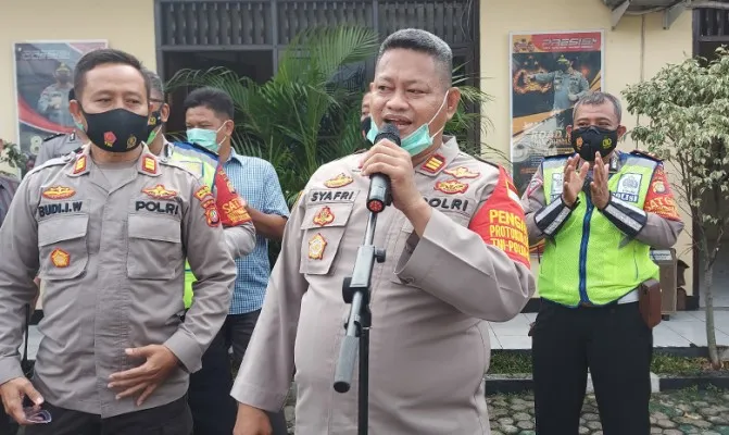 Kapolsek Sukmajaya AKP Syafri Wasdar, pelukis hajar pria keterbelakangan mental di Depok hingga tepar karena korban senggol dada sang pacar saat meninta-minta uang. (Foto/angga) 