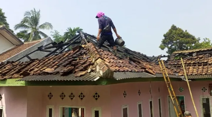 Sejumlah warga Cikedal Pandeglang saat berusaha memadamkan api dalam bencana kebakaran. (Dok: Warga)