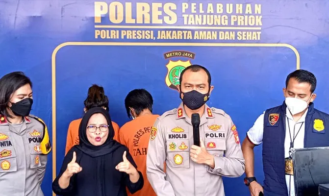 Kapolres Pelabuhan Tanjung Priok, AKBP Putu Kholis Aryana saat menggelar rilis media kasus pemalsuan kartu vaksin. (Foto/yono)