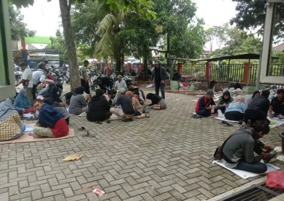 Sejumlah Anggota KPPS terlantar saat pembagian honor di halaman Kelurahan Kaliabang, Kecamatan Bekasi Utara, Kota Bekasi pada Sabtu (17/2/2024).(Istimewa)