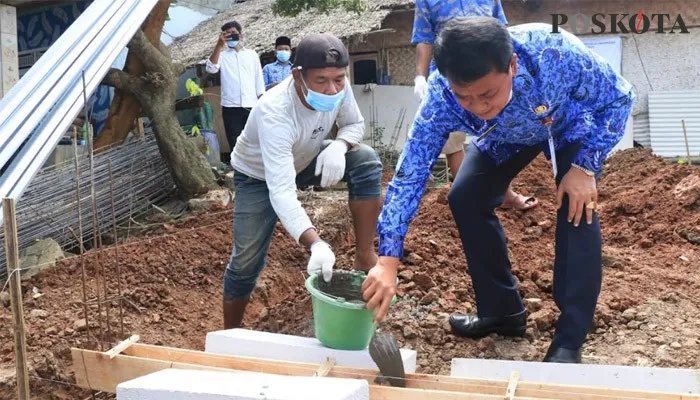 Ketua Korpri Kabupaten Tangerang Moch Maesyal Rasyid saat meletakkan batu pertama pembangunan bedah rumah. (veronica)