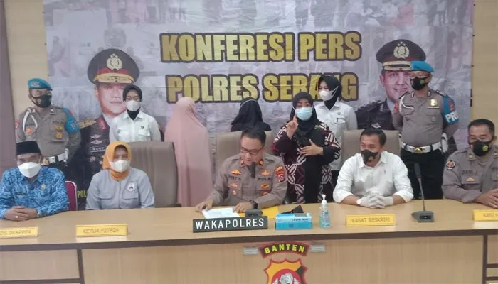 Wakapolres Serang Kompol Feby Harianto didampingi Kasatreskrim AKP Dedi Mirza dan Kasihumas Iptu Dedi Jumhaedi saat ekspose kasus pembuangan bayi. (haryono)