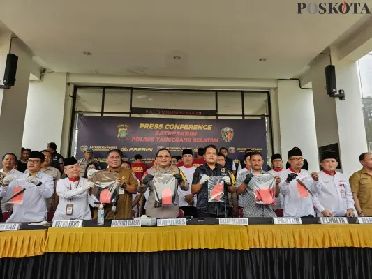 Polres Tangsel memperlihatkan barang bukti tersangka kasus pembubaran mahasiswa beribadah di Mapolres Tangsel pada Selasa, 7 Mei 2024. (Poskota.co.id/Veronica Prasetio)