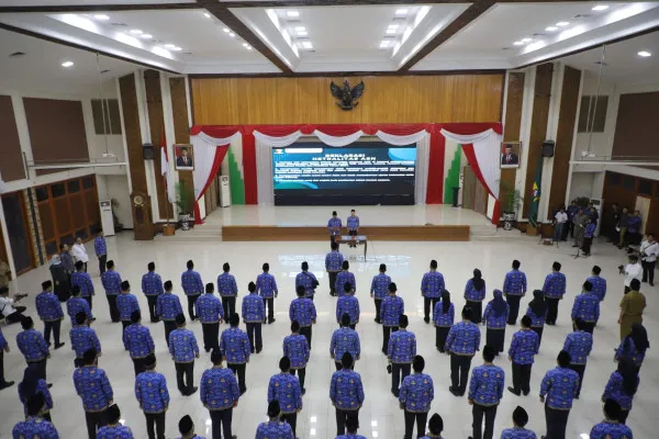 ASN di lingkungan Pemerintah Kabupaten (Pemkab) Bandung melaksanakan Deklarasi dan Penandatanganan Netralitas ASN pada Pemilihan Kepala Daerah (Pilkada) Serentak Tahun 2024 di Gedung Moch. Toha, Komplek Pemkab Bandung, Soreang, Senin, 30 September 2024. (Dok. Humas Pemkab Bandung)