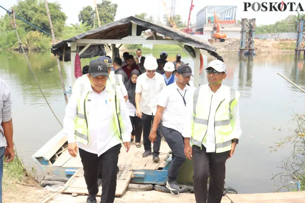 Pj Bupati Bekasi, Dedy Supriadi bersama jajaran Pemkab Bekasi mengunjungi wilayah Kecamatan Muaragembong. (Poskota/Ihsan Fahmi)