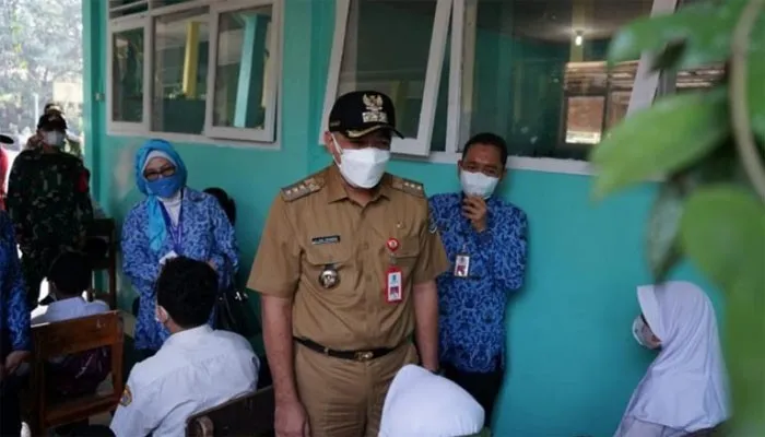 Bupati Tangerang saat memantau jalannya PTM di salah satu sekolah menengah pertama (SMP). (Foto/Doc.)